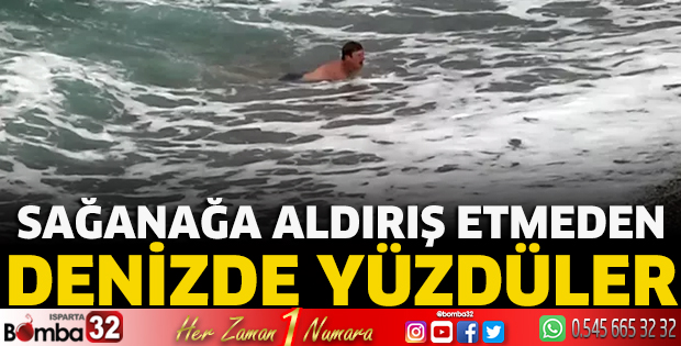 Sağanağa aldırış etmeden denizde yüzdüler