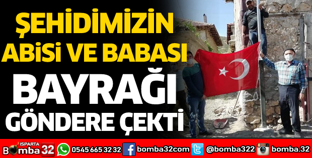Şehidimizin abisi ve babası bayrağı göndere çekti