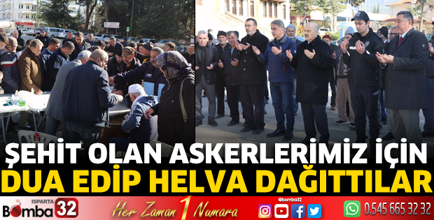 Şehit olan askerlerimiz için dua edip helva dağıttılar