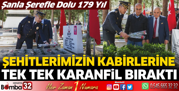Şehitlerimizin kabirlerine tek tek karanfil bıraktı