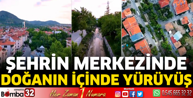 Şehrin merkezinde doğanın içinde yürüyüş