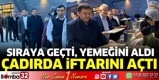 Sıraya girdi, yemeğini alıp, vatandaşlarla iftar açtı