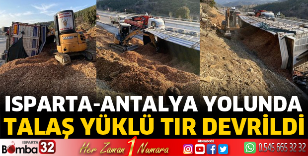 Talaş yüklü tır devrildi