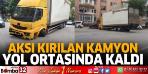 Aksı kırılan kamyon yol ortasında kaldı