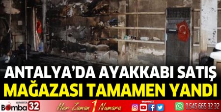 Antalya'da ayakkabı satış mağazası tamamen yandı