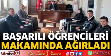 Başarılı öğrencileri makamında ağırladı