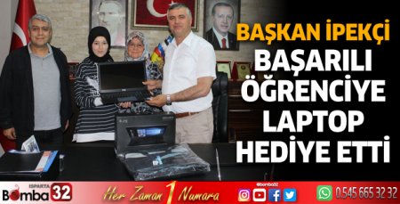 Başarılı öğrenciye laptop hediye etti