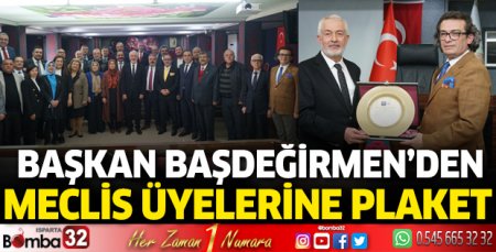 Başkan Başdeğirmen’den, meclis üyelerine plaket 