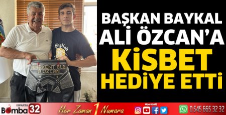 Başkan Baykal Ali Özcan'a kisbet hediye etti