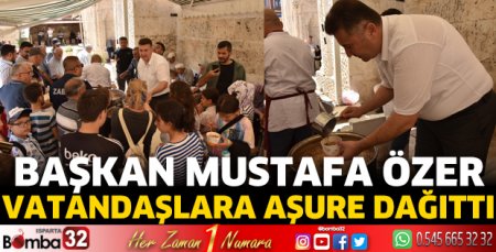 Başkan Özer vatandaşlara aşure dağıttı