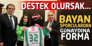 BAYAN FUTBOLCULARDAN VALİYE FORMA HEDİYESİ