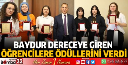 Baydur, dereceye giren öğrencilere ödül verdi