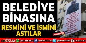 BELEDİYE BİNASINA İSMİNİ VE RESMİNİ ASTILAR