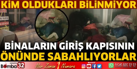 Binaların giriş kapısının önünde sabahlıyorlar