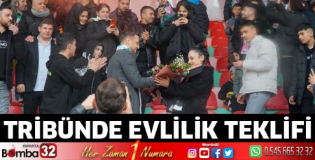 Binlerce kişinin içinde evlilik teklifi yaptı