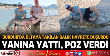 Burdur'da oltaya takılan balıkla poz verdi