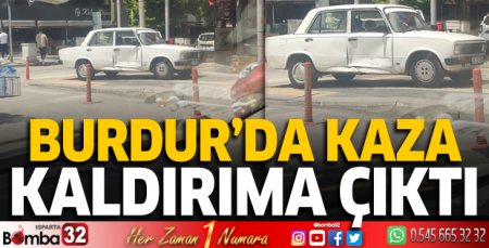 Burdur'da otomobil kaldırıma çıktı
