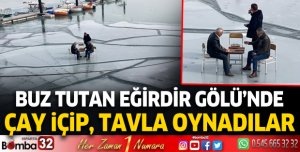 Buz tutan Eğirdir Gölü'nde çay içip, tavla oynadılar