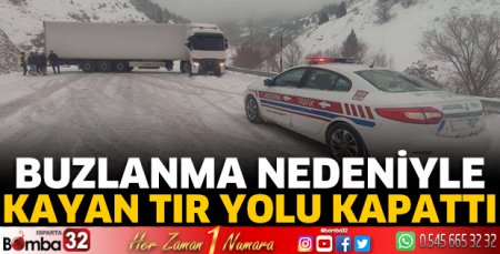 Buzlanma nedeniyle kayan TIR yolu kapattı