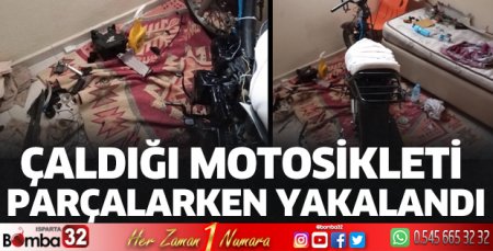 Çaldığı motosikleti parçalarken yakalandı