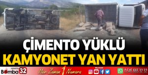 Çimento yüklü kamyonet yan yattı