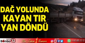 Dağ yolunda kayan tır yan döndü
