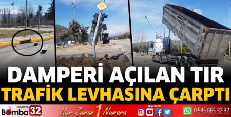 Damperi açılan tır trafik levhasına çarptı