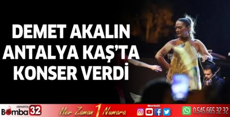 Demet Akalın Kaş'ta konser verdi