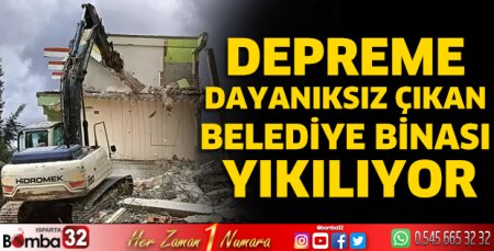 Depreme dayanıksız çıkan belediye binası yıkılıyor