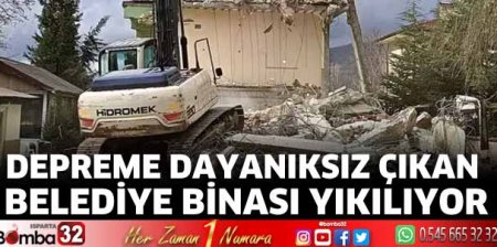 Depreme dayanıksız çıkan belediye binası yıkılıyor
