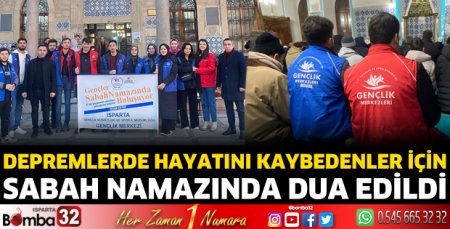 Depremlerde hayatını kaybedenler için sabah namazında dua edildi