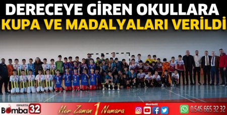 Dereceye giren okullara kupa ve madalyaları verildi