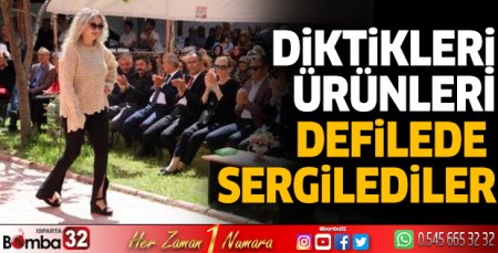 Diktikleri ürünleri defilede sergilediler