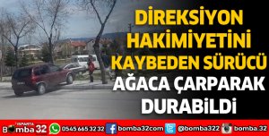 Direksiyon hakimiyetini kaybeden sürücü ağaca çarparak durabildi