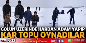 Donmuş göl üzerinde kardan adam yapıp, kar topu oynadılar