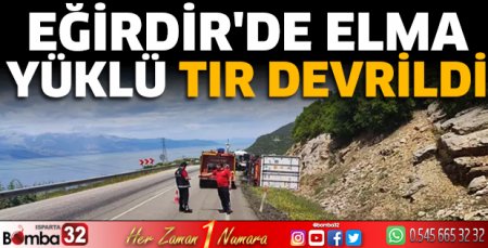 Eğirdir'de elma yüklü TIR devrildi