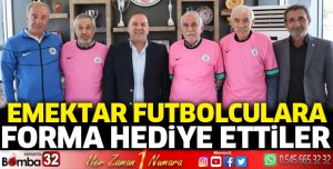 Emektar futbolculara forma hediye ettiler
