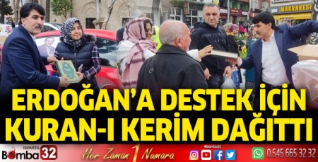 Erdoğan'a destek için Kuran-ı Kerim dağıttı