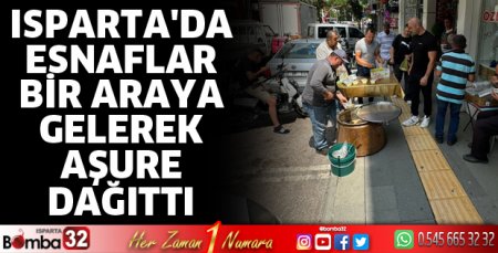 Esnaflar aşure dağıttı