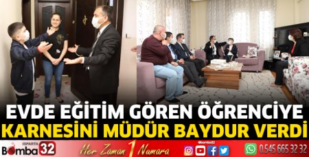 Evde eğitim gören öğrenci karnesini Müdür Baydur'dan aldı
