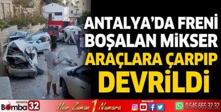 Freni boşalan mikser araçlara çarpıp, devrildi