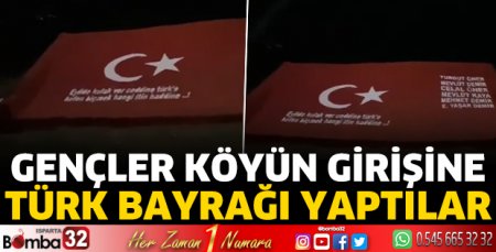 Gençler köyün girişine Türk Bayrağı yaptılar 