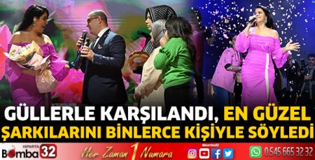 Güllerle karşılandı, en güzel şarkılarını binlerce kişiyle söyledi 