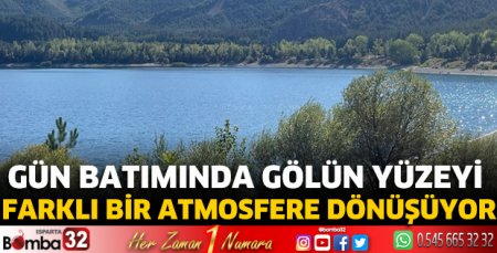Gün batımında gölün yüzeyi farklı bir atmosfere dönüşüyor