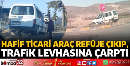 Hafif ticari araç trafik levhasına çarptı