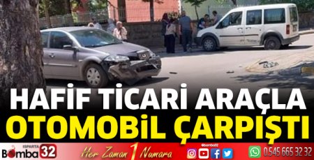 Hafif ticari araçla otomobil çarpıştı