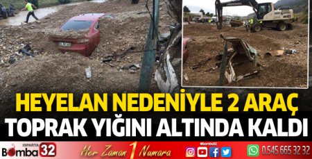 Heyelan nedeniyle 2 araç toprak yığını altında kaldı