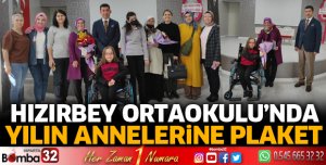 Hızırbey Ortaokulu'nda yılın annelerine plaket