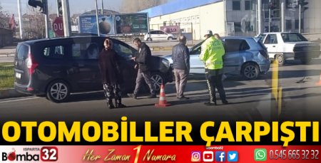 İki otomobil çarpıştı