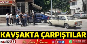 İki otomobil kavşakta çarpıştı